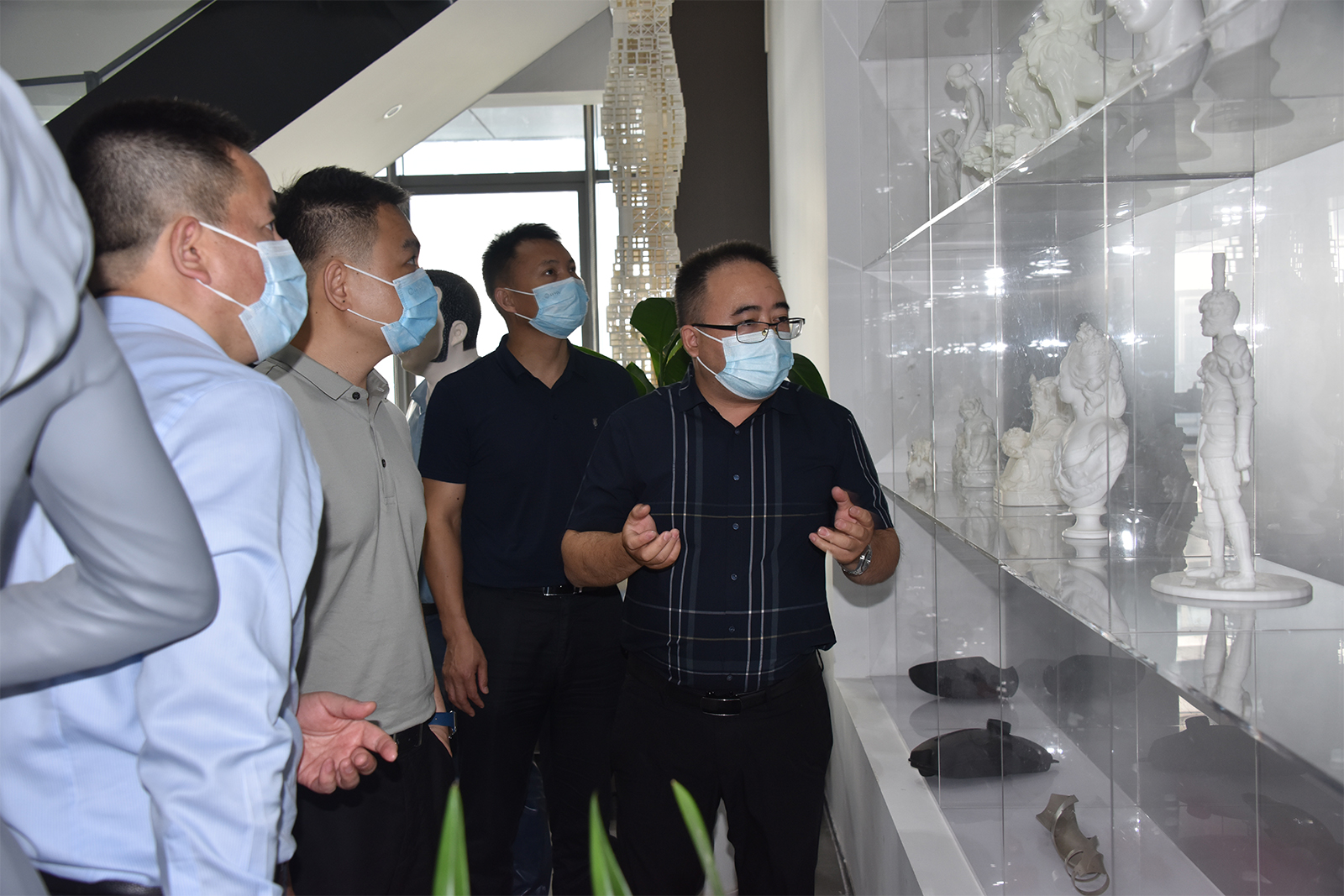 深圳市光明区科技创新局领导一行莅临深圳KY.COM开云,三维总部参观考察
