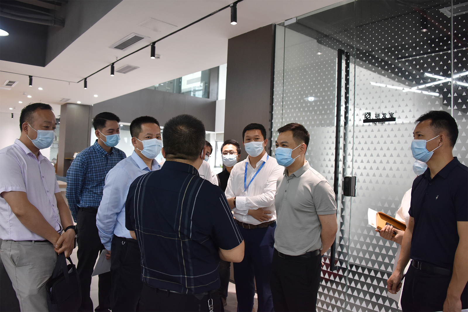 深圳市光明区科技创新局领导一行莅临深圳KY.COM开云,三维总部参观考察