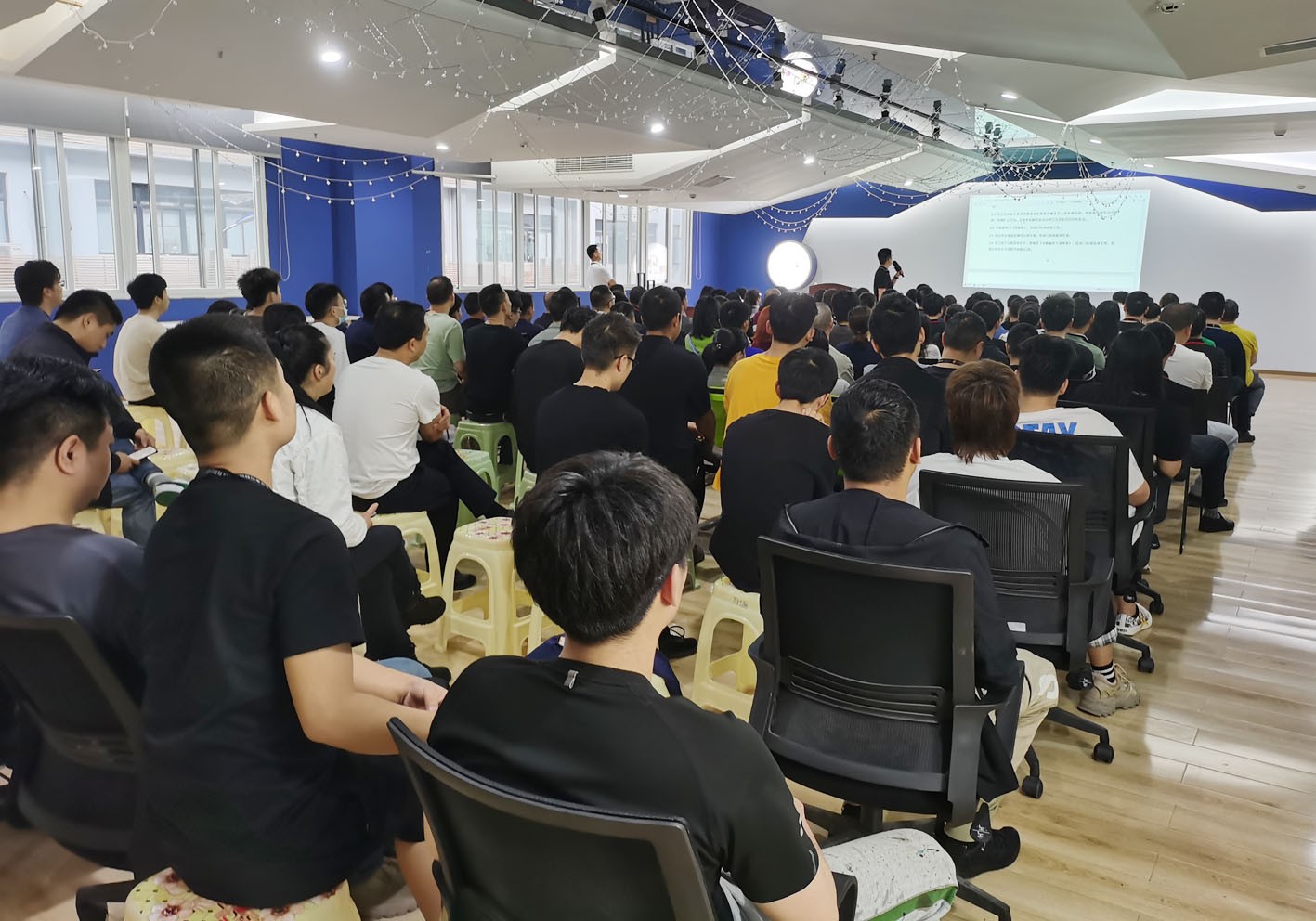 “步调一致”方能“同频共振” 重庆KY.COM开云,全体员工参加培训学习
