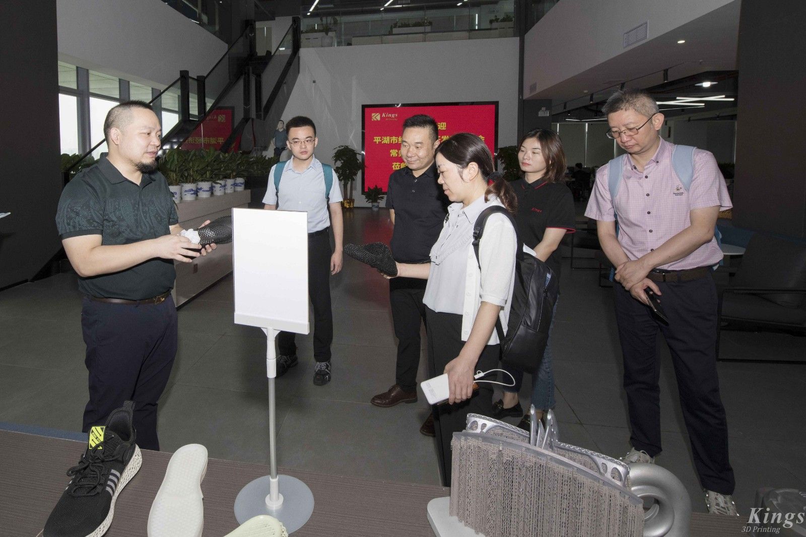 平湖市经济技术开发区管委会常务主任沈叶娟一行领导莅临KY.COM开云,三维指导工作
